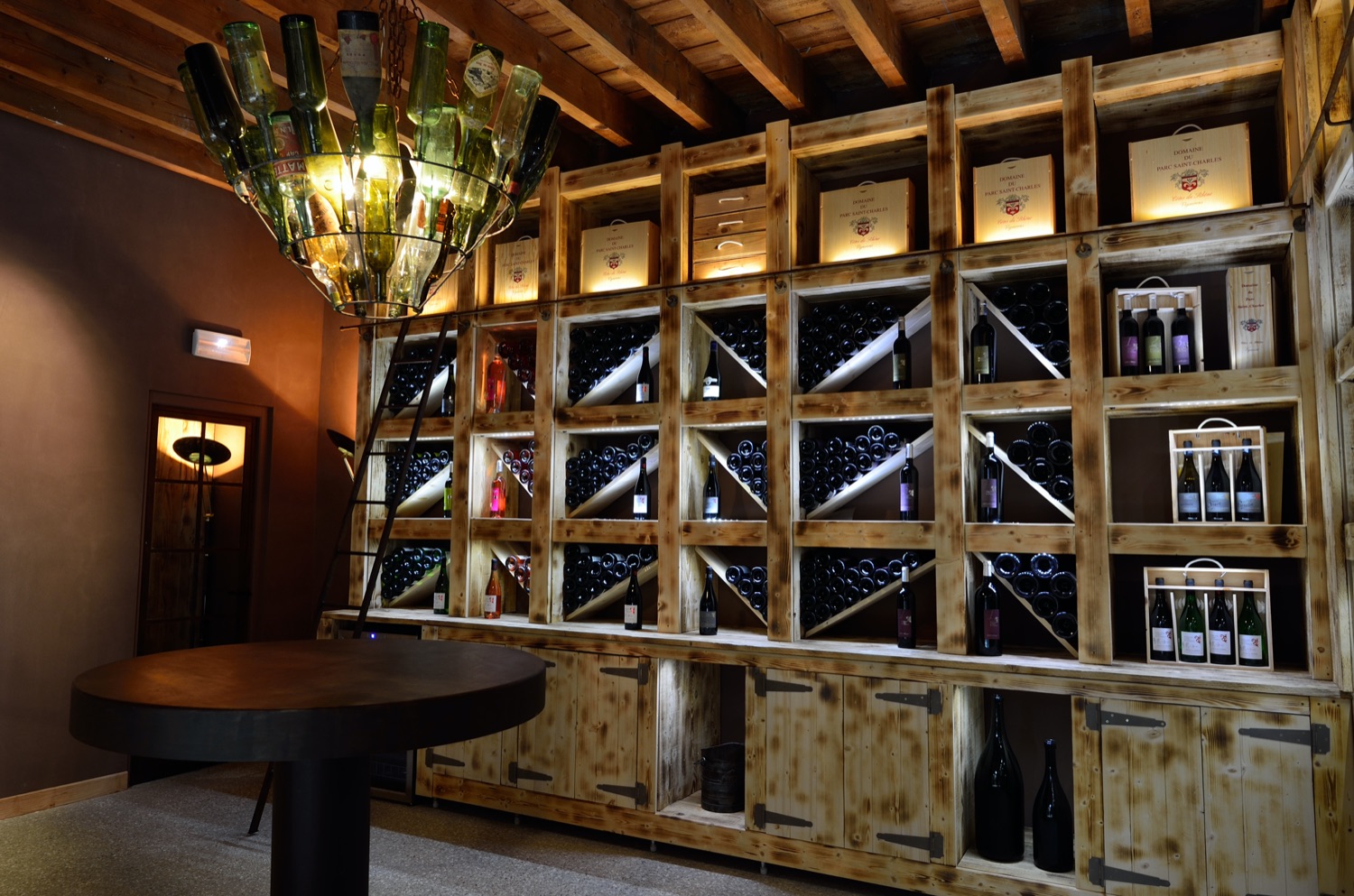 Le mur de vins de la cave