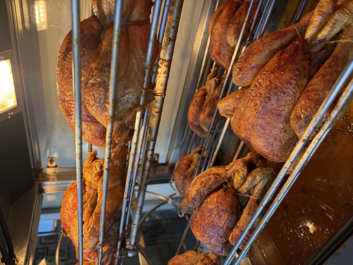 Poulets rôtis fermiers Label Rouge à la rôtisserie de la Cave Saint Charles, Lyon 8e